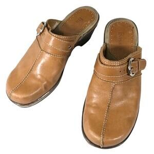BASS! FAWN BEIGE/TAN GENUINE LEATHER BUCKLE & STRAP DETAIL CLOGS, MULES! SZ 6M